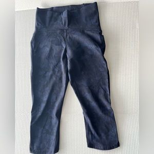 LULULEMON blue camo capris size 4